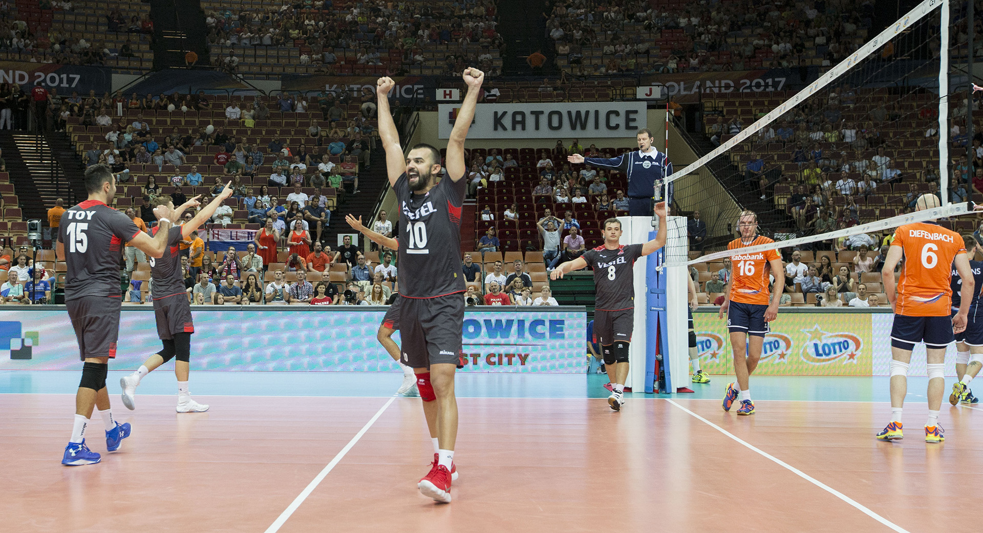 Turkey serve four-setter upset on first day of #EuroVolleyM in Pool D 