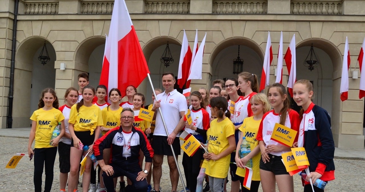 Siatkarska młodzież w biało-czerwonej sztafecie RMF z Prezydentem RP