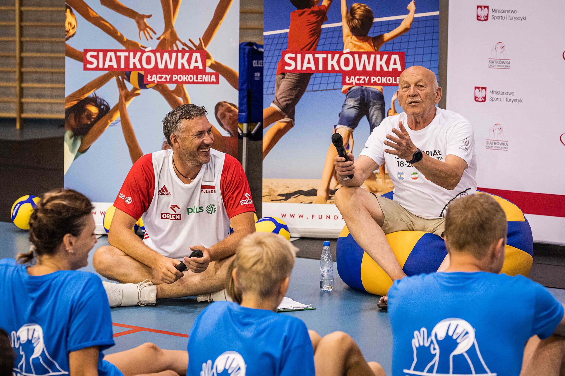 Wystartował projekt „Siatkówka łączy pokolenia” – ponad setka dzieci trenowała z mistrzami olimpijskimi w siatkówce