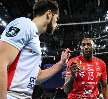 Aleksander Śliwka i Robertlandy Simon, kapitanowie ZAKSY Kędzierzyn-Koźle i Cucine Lube Civitanova